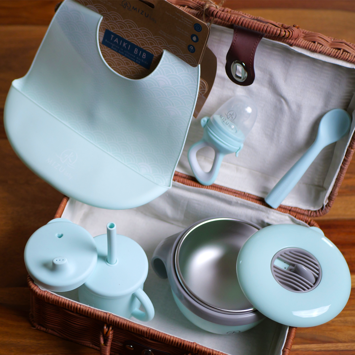 Taiki Set Prima Pappa Verde Acqua: Taiki Piatto caldo + Kaori + Taiki Bib + Taiki Evo Cup + Taiki Spoon e valigetta in Rattan Naturale