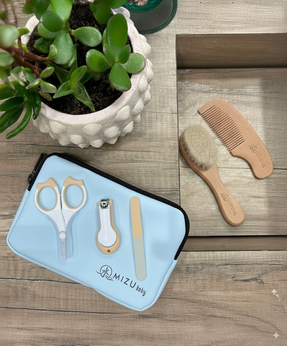 Mami Pure Set - Gift Set composto da: Pochette Celeste - Spazzola e pettine in legno -  Forbicine, Tagliaunghie e limetta in vetro biscotto