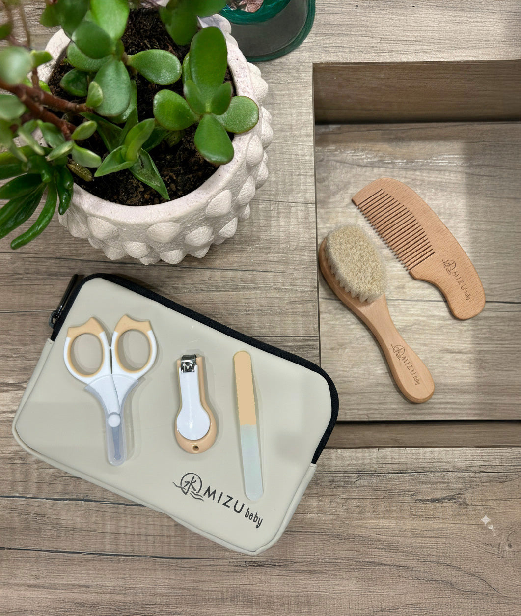 Mami Pure Set - Gift Set composto da: Pochette Biscotto- Spazzola e pettine in legno -  Forbicine, Tagliaunghie e limetta in vetro biscotto